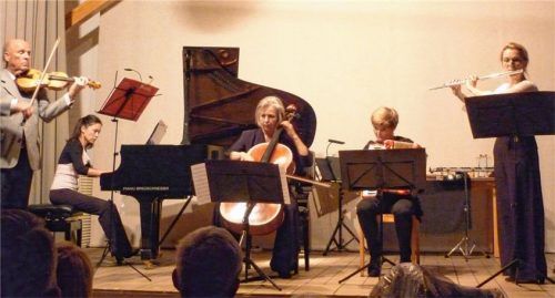 Eine konzertante Reise rund um den Globus unternahmen (von links) Dr. Peter Hanusch, Yume Hanusch, Birgit Saßmannshaus, Christine Krebs und Alice Guinet. Foto Janeczka