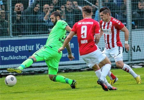 Eine Szene aus dem Vorjahr: Patrick Walleth und Patrick Drofa auf den Fersen von Sascha Mölders. Foto  Buchholz