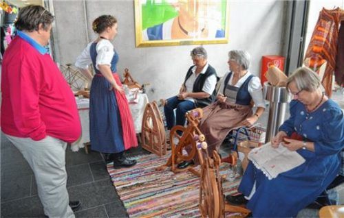Eine Vorführung der Spinnfrauen.Fotos Sedlbauer/Märker (2)