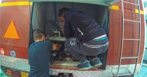 Eins von drei Feuerwehrfahrzeugen in Nea Makri.  Alle sind über 40 Jahre alt und durch den Brand schwer beschädigt. Stockt oder stottert der Motor, muss er von den Feuwehrleuten spontan repariert werden. Fotos Freiwillige Feuerwehr Neos Voutsas