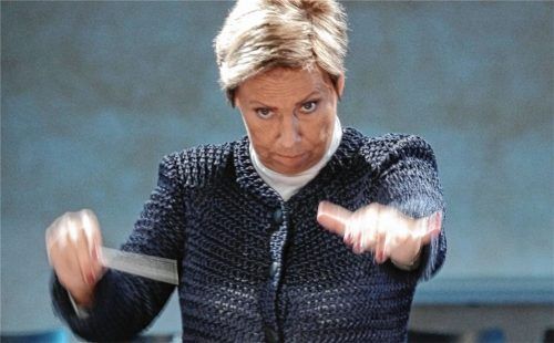 Elke Burkert dirigiert die von ihr gegründete Collegia Musica Chiemgau.Foto  Bergschmid Entertainment