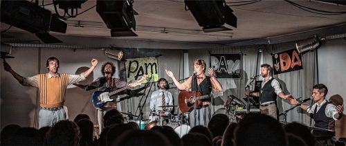 Entspannungskünstler Charlie (von links) macht es vor, seine Bandkollegen Daniel, Julian, Andi, Tom ziehen nach. Zum Anfassen nah gibt sich „Pam Pam Ida“ in Fichters Kulturladen.Foto  wimmer