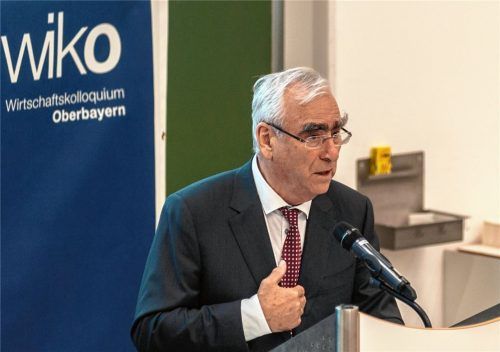 Er gilt als Namensgeber für den „Euro“: Theo Waigel, Ex-Bundesfinanzminister, als Sprecher des fünften Wirtschaftskolloquiums Oberbayern in der Rosenheimer Hochschule. Fotos jt