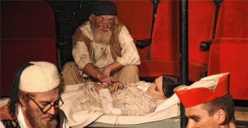 Ergreifend: Luka (Klaus Paschke) begleitet Anna (Angela Putner) beim Sterben. Im Vordergrund: Alexander Rathmacher und Robin Ullrich.Foto  re