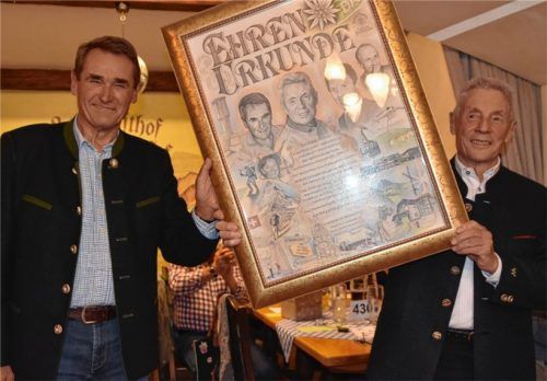 Erinnerung an viele Jahre Engagement: Franz Knarr, Erster Vorsitzender der DAV-Sektion Rosenheim, überreicht Dieter Vögele die besondere Ehrenurkunde. Vögele stand nach 51 Jahren nicht für eine weitere Kandidatur zur Verfügung. Fotos RU