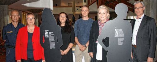 Eröffneten die Ausstellung: Karl Schulz, Polizeiinspektion Rosenheim, Schulleiterin Christine Elgass, Monika Schindler vom Diakonischen Werk, Schülersprecher Luis Stapelfeld, Rosenheims Oberbürgermeisterin Gabriele Bauer und Alexander Kreipl vom ADAC Südbayern (von links). Foto ADAC Südbayern