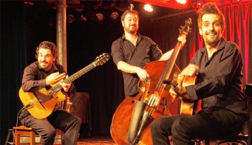 Fähig zum Multitasking: Joscho Stephan (links), Bassist Volker Kamp (Mitte) und Sven Jungbeck können gleichzeitig ohne Tempolimit spielen, in die Kamera gucken und lächeln.Foto KOB