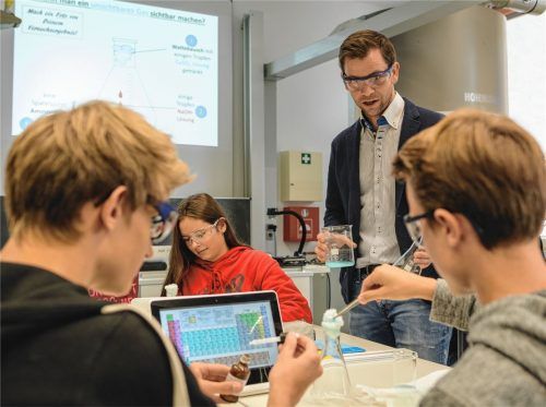 Forschen, analysieren, ausprobieren: Die Klasse 9b experimentiert unter Leitung von Studienrat Dr. Markus Hamberger im Chemie-Unterricht. Foto Dominik Miller