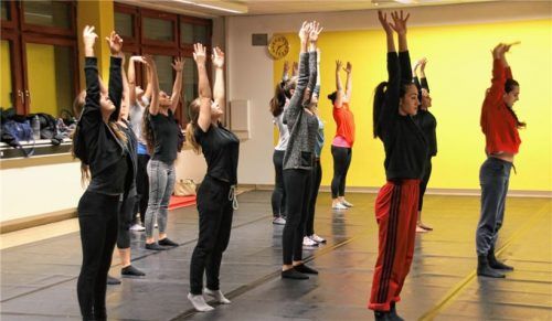 Fortgeschrittene Tanzschülerinnen im Kurs „Contemporary-Dance“ zeigten ein hohes Leistungsniveau bei großem Spaßfaktor mit den Tänzerinnen Eleonora Pennacchini und Selene Martello.Fotos bek