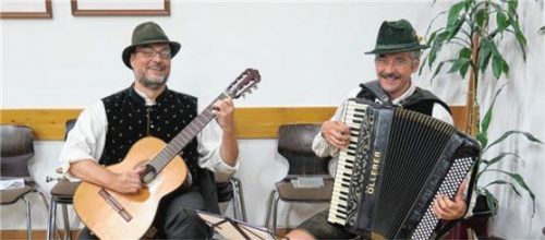 Freude an der Volksmusik vermitteln Martin Lamprecht und Günter Schatz.Foto re