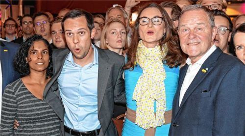 Freude, obwohl er bei Redaktionsschluss noch zittern musste: FDP-Spitzenkandidat Martin Hagen im Kreise von Parteifreunden.Foto dpa