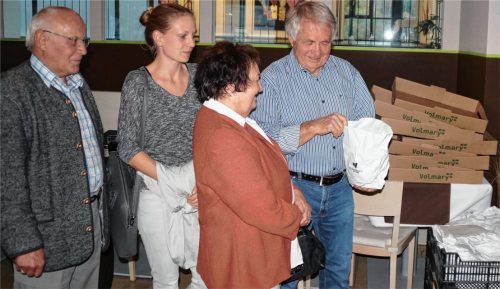 Freute sich über das große Bürgerinteresse an der Pflanzaktion: Umweltreferent Gerd Ruchlinski (rechts) bei der Ausgabe der kostenlosen Blumenzwiebeln.Foto  hg