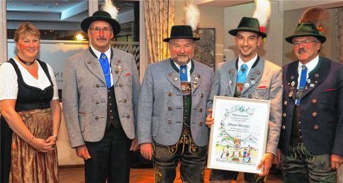 Für seine besonderen Verdienste in der Jugend- und Trachtenarbeit nimmt Klaus Grießer aus Hohenofen (Zweiter von rechts) die Ehrennadel in Gold samt Urkunde entgegen. Es gratulieren (von links) die Zweite Vorsitzende Manuela Hehensteiger, Vorstand Georg Kaffl, Gauvorstand Georg Schinagl sowie Peter Huber aus Gmund, Beisitzer im Landesjugendvorstand des Bayerischen Trachtenverbands.Foto Aerzbäck