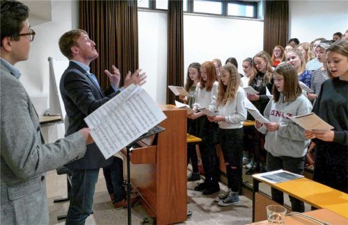 Ganz unterschiedlich in Stil und doch gemeinsam proben (von links) Julian Gregory und Chris Bruerton von den „King‘s Singer‘s“ mit den Jugendlichen.Fotos Janka