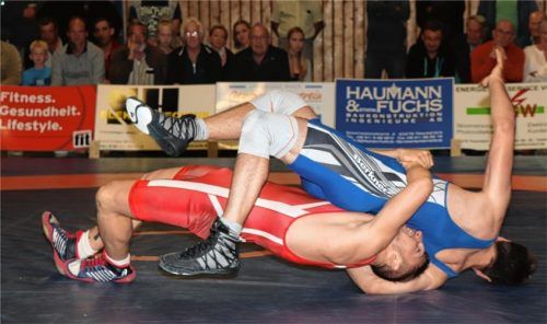 Gegen ihn ist kein Kraut gewachsen: Yoan Dimitrov (rot), Neuzugang aus Bulgarien beim TV Traunstein. Foto  Wittenzellner