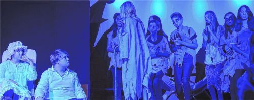 Geisterstunde im Schlafzimmer von Golde und Tevje: Der Zombiechor hat seinen gespenstischen Auftritt. Fotos re