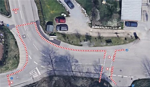 Gesperrt für Autofahrer: die Einmündung Grillparzerstraße in die Straße Am Glasberg. Dort finden Bauarbeiten statt. Die Tonwerksunterführung (rechts unten) ist nur in Einbahnrichtung nordwärts befahrbar – und die Polizei kontrolliert.Foto Ordnungsamt KOlbermoor