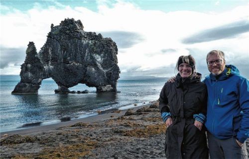 Gestatten, Hvitserkur! Ein 15 Meter hoher Monolith, der die Form eines trinkenden Drachens hat. Sehr beeindruckt waren Ute und Andreas Miecke von diesem Basalt-Naturkunstwerk auf Island, wohin sie ihre erste Reise des gemeinsamen Sabbatjahres führte.Fotos Miecke