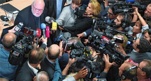 Gewaltiges Medieninteresse: Kardinal Reinhard Marx (oben links), Vorsitzender der Deutschen Bischofskonferenz, im Anschluss an eine Pressekonferenz zur Vorstellung einer Studie über sexuellen Missbrauch durch katholische Priester und Ordensleute. Foto dpa