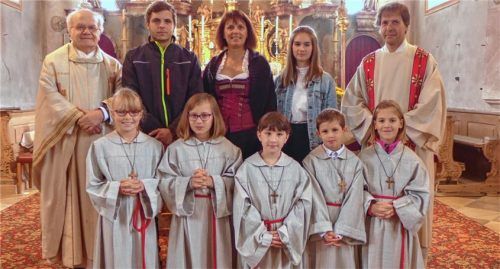 Gruppenfoto nach der Einführung (hinten von links): Pfarrer Christoph Kronast, Korbinian Englbrechtinger, Ingrid Günther, Annalena Engler, Diakon Wolfgang Mösmang: (vorne von links) Sophia Egger, Hanna Giessibl, Isabella Maier, Arthur Engler und Evi Eder. Foto hpi
