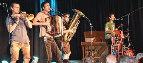 Gute Laune und hintersinnige Texte: Die vier Burschen der Münchner Band „Oansno“ überzeugten auf der Bühne im Lokschuppen. Foto Schlecker
