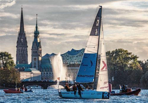 Hart am Wind vor der Hamburger Innenstadtkulisse: Das CYC-Team mit Luitpold Müller, Moritz Fricke, Carla Gerlach und Leopold Fricke.Foto Wehrmann