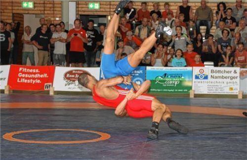 Hat seit Jahren eine weiße Weste: Traunsteins Plamen Petrov (rotes Trikot). Am Samstag könnte es ganz schwer für ihn werden. Foto  Wittenzellner
