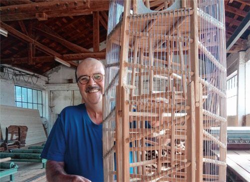 Heiner Hofmann, Künstler und Unternehmer. Er ist Gründer der europäischen Künstlergruppe „Frequenzen“ und hat erfolgreich in ganz Europa und Asien ausgestellt. Der materielle Erfolg kam mit „Projekt Spielart“, hier ein Modell für einen Kletterturm, der in die Schweiz kommt. Foto sen