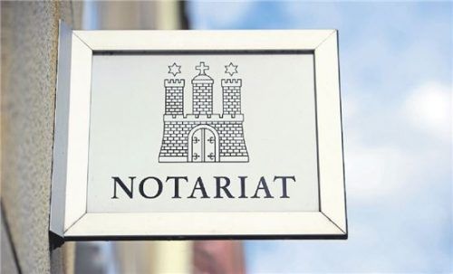 Helfer und Berater beim Hauskauf: Der Notar soll sowohl Verkäufer als auch Käufer zur Seite stehen. Fotos dpa