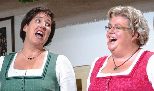Hervorragende Jodelkunst boten bei ihrem Konzert Bärbl (links) und Rosi Eberl, bekannt als die Eberl-Dirndl. Foto anka
