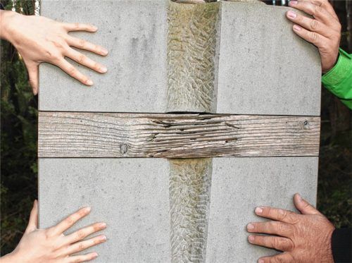 Hier stand vor 77 Jahren der Galgen, an dem der polnische Zwangsarbeiter Stefan Duda in einem Schauprozess von den Nazis gehenkt wurde – weil er sich in ein hiesiges Bauerndirndl verliebt hatte. Die Gedenkstele erinnert an sein Schicksal, ist Mahnmal und Ort der Begegnung zugleich. Polen und Deutsche gedenken hier gemeinsam – daraus entsteht nun ein erster Konzertabend am 11. Oktober.Foto kla