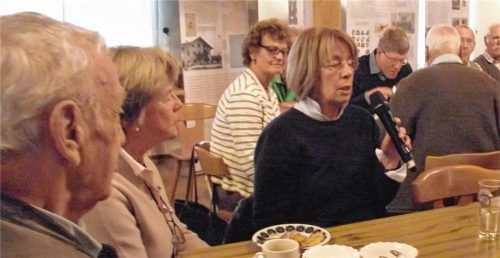 Hildegard Linner (rechts) erzählt, wie sie von Amerikanern Schokolade geschenkt bekam. Links Kathi Leitner. Foto Riedl