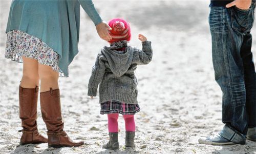 Hin- und hergerissen zwischen Mama und Papa fühlen sich Trennungskinder. Das Besuchscafé des Kinderschutzbundes hilft auf dem Weg zu einem einvernehmlichen Umgang. Foto DPA