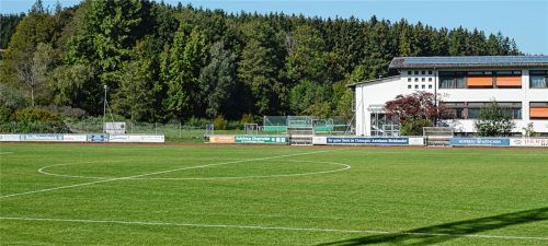 Hinter der grünen Sportfläche im Vordergrund soll der Neubau von Grund- und Mittelschule sowie Hort entstehen. Der bauliche Zustand der Mittelschule (hinten) sei marode, heißt es vom Architektenteam, das den Bau intensiv untersucht hat. Durch den Neubau von Grund- und Mittelschule samt Hort könnte ein moderner und den heutigen Anforderungen gerechter Komplex entstehen. Und auch das Thema „Lärmbelästigung“ am Nachmittag durch spielende und sportelnde Kinder würde nicht ins Gewicht fallen.Foto ammelburger