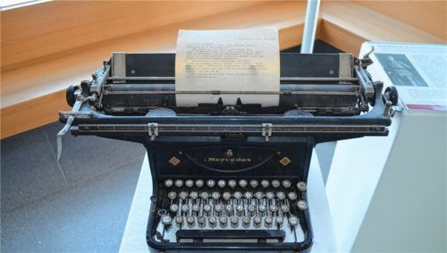 Historisches Ausstellungsstück: die Schreibmaschine des Kolbermoorer Gemeindesekretärs aus der Zeit der Räterepublik.Fotos Sedlbauer/re(1)