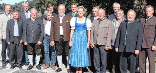 Im Auftrag des Bundespräsidenten überreichte Vize-Landrat Josef Huber (Zweiter von rechts) Dirigentin Heide Hauser (Mitte) aus Bad Feilnbach die Verdienstmedaille des Verdienstordens der Bundesrepublik Deutschland. Foto re