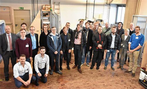 Im Labor der Zukunft: Die proto_lab-Mitarbeiter mit den unterstützenden Industriepartnern sowie dem Seeoner Kreis in der 250 Quadratmeter großen Produktions- und Montagezelle. Foto re