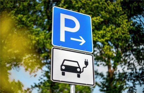 Im Rahmen des Elektromobilkonzepts soll die Gemeinde Obing drei E-Ladesäulen realisieren. Foto dpa/Sina Schuldt