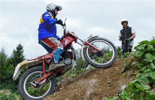 Im SPZ-Steinbruch in Fischbach/Hafnach trägt der MC Rosenheim am kommenden Samstag sein 5. Oldtimer-Trial aus. Auf dem Bild Peter Holzner, Leiter der MCR-Oldtimergruppe und Zweiter Vorstand des MCR. Foto  SCHMID