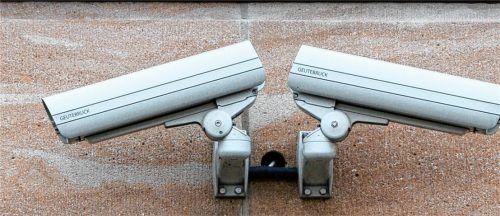 In Abstimmung mit dem Polizeipräsidium Oberbayern Süd lässt die Regierung nun eine Videoüberwachungsanlage in der Dependance installieren. Die Überwachung, die die datenschutzrechtlichen Bestimmungen einhalten muss, ist in Aufenthaltsbereichen und Verkehrsflächen vorgesehen, nicht aber in Zimmern der Asylbewerber sowie in den Sanitäranlagen.Foto  dpa