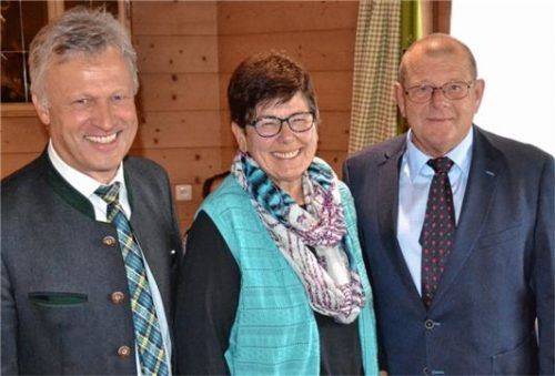 In Feierlaune (von links): Bürgermeister Rudolf Leitmannstetter, Kreisvorsitzende Marianne Keuschnigg und Vogtareuths VdK-Vorstand Wolfgang Rinser beim Festakt zum 70-jährigen Bestehen der VdK-Ortsgruppe Vogtareuth. Foto Niessen