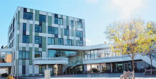 In strahlender Herbstsonne präsentierte sich gestern das Rathaus Kolbermoor: Der Zehn-Millionen-Bau (inklusive VHS und Bücherei) ist jetzt abbezahlt, hieß es in der Stadtratssitzung.Foto ge