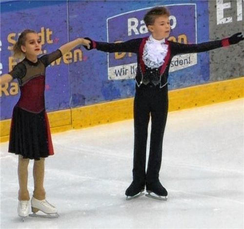 Jonathan Hörmann und Aliyah Mai, die zum ersten Mal im Eistanz starteten, belegten mit ihrer Kür zum „Vampirwalzer“den zweiten Platz.