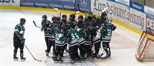 Jubel beim Starbulls-Schülerteam nach dem Derbyerfolg in Landshut.