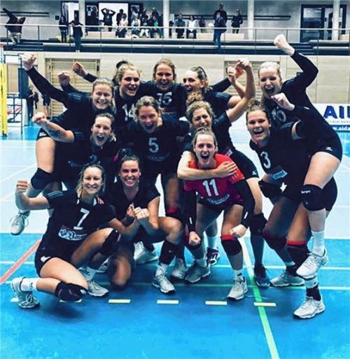 Jubelnde Eiselfinger Volleyballerinnen nach dem 3:0-Sieg zum Auftakt in Lohhof.