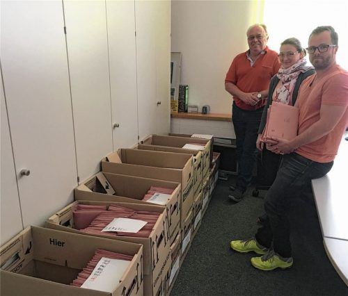 Kartonweise stapeln sich bereits die Briefwahlunterlagen im Kolbermoorer Rathaus, hier „Wahl-Chef“ Albert Paukert mit seinen jungen Kollegen Thomas Rothmayer (Mitte) und Daniela Fritz.Foto rg