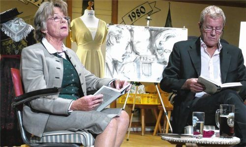 Kathi Leitner aus Neubeuern und Michael Schwarzmaier, ehemals Schüler im Schloss Neubeuern, lasen beim Dorfwirt Vornberger. Foto Janka