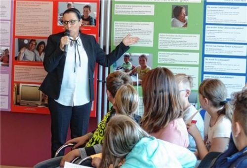 Kein Bügeleisen, keine Kaffeemaschine: Wie funktionierte früher das Leben ohne elektrische Geräte? Dem Thema ging die Grundschule Buchbach auf den Grund, Alexandra Hofer präsentierte die Ergebnisse der Zeitzeugenbefragung. Fotos Olliges