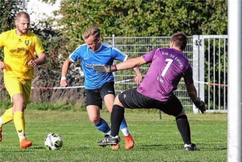 Kein Tor für Töging 2, obwohl Luca Hofmann an Edlings Keeper Philipp Eck verbeizog, dann aber vergab. Links Max Fredlmeier.Foto  Zucker