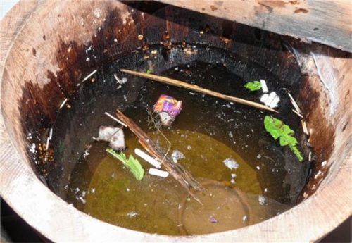 Kerzenstummel, eine Schale, Blätter und Holz schwammen am Sonntag im Weihwasserbottich im Eingangsbereich der Hohenthanner Kirche.